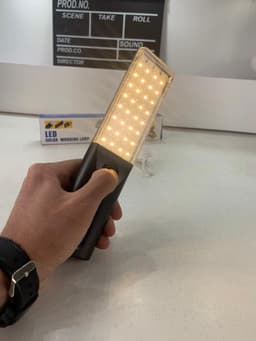 مصباح عمل قابل للشحن ، LED قابل لإعادة الشحن، إضاءة فائقة القوة مع لوحة شمسية مدمجة . 3